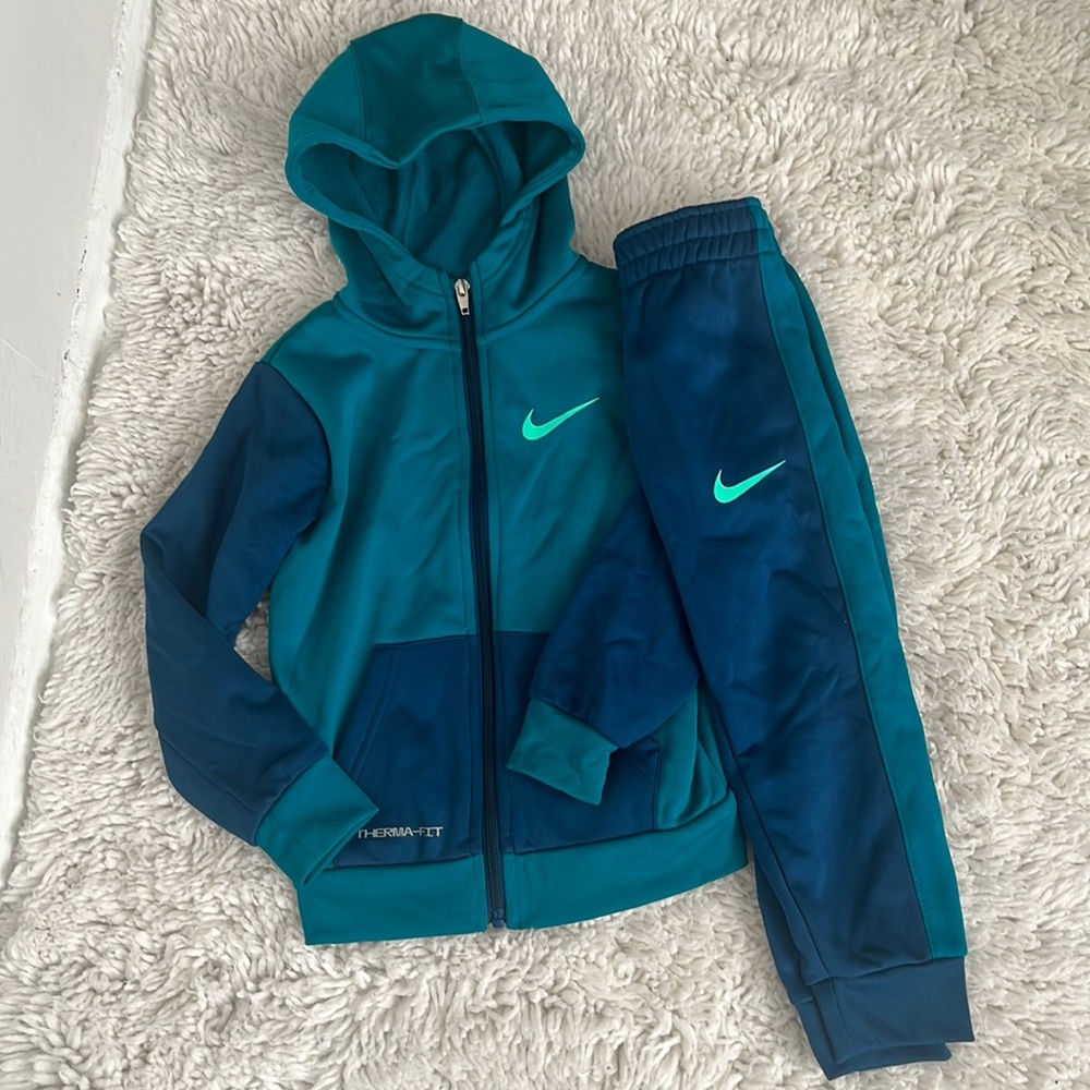 Boy’s Nike Therma-fit matching sweatpants and jacket. Size 4(xs).